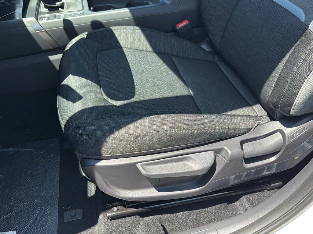 New 2027 Snow White Pearl Kia LX image 31