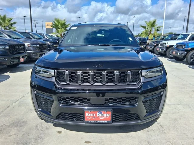New 2026 Diamond Black Crystal Pearl-Coat Exterior Paint Jeep Altitude image 2