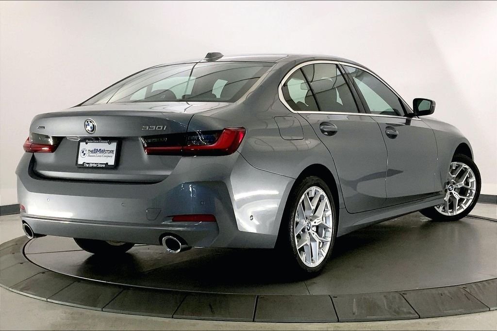 Used 2025 Skyscraper Grey Metallic BMW  image 12