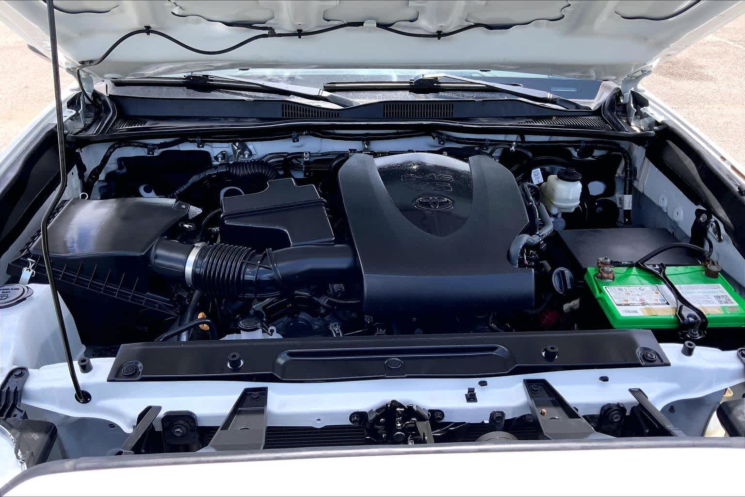 Used 2022 White Toyota SR5 image 31