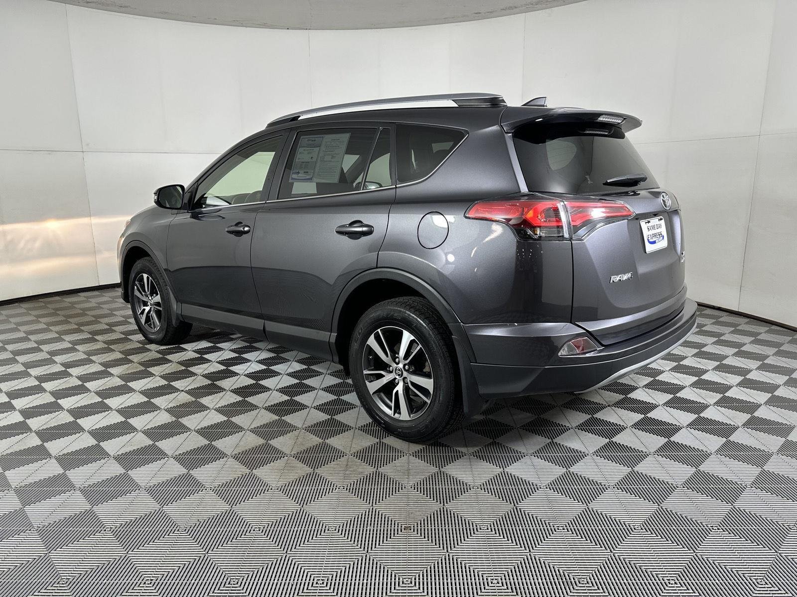 Used 2018 Magnetic Gray Metallic Toyota XLE image 8