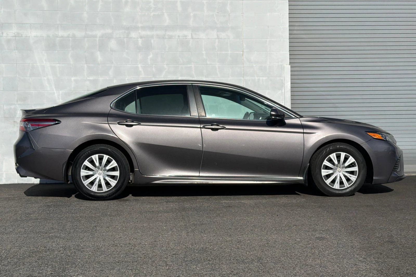 Used 2018 Gray Toyota SE image 3