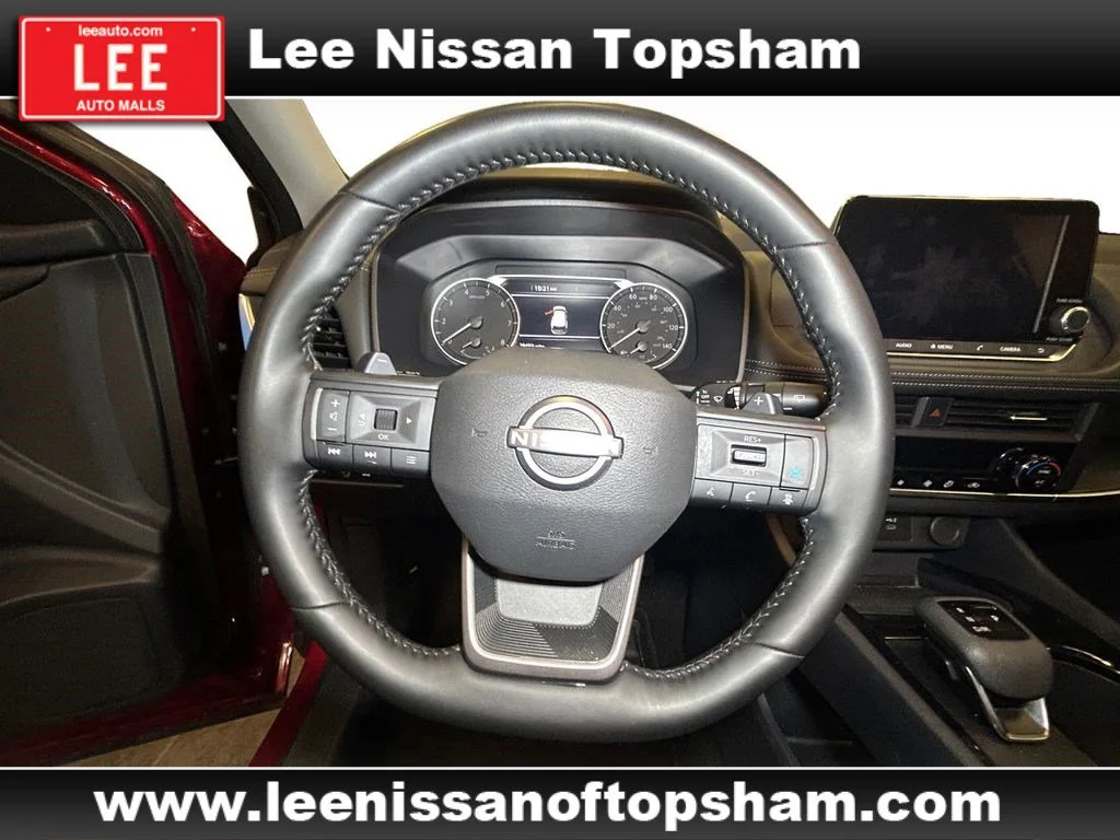 Used 2025 Scarlet Ember Tintcoat Nissan SV image 13