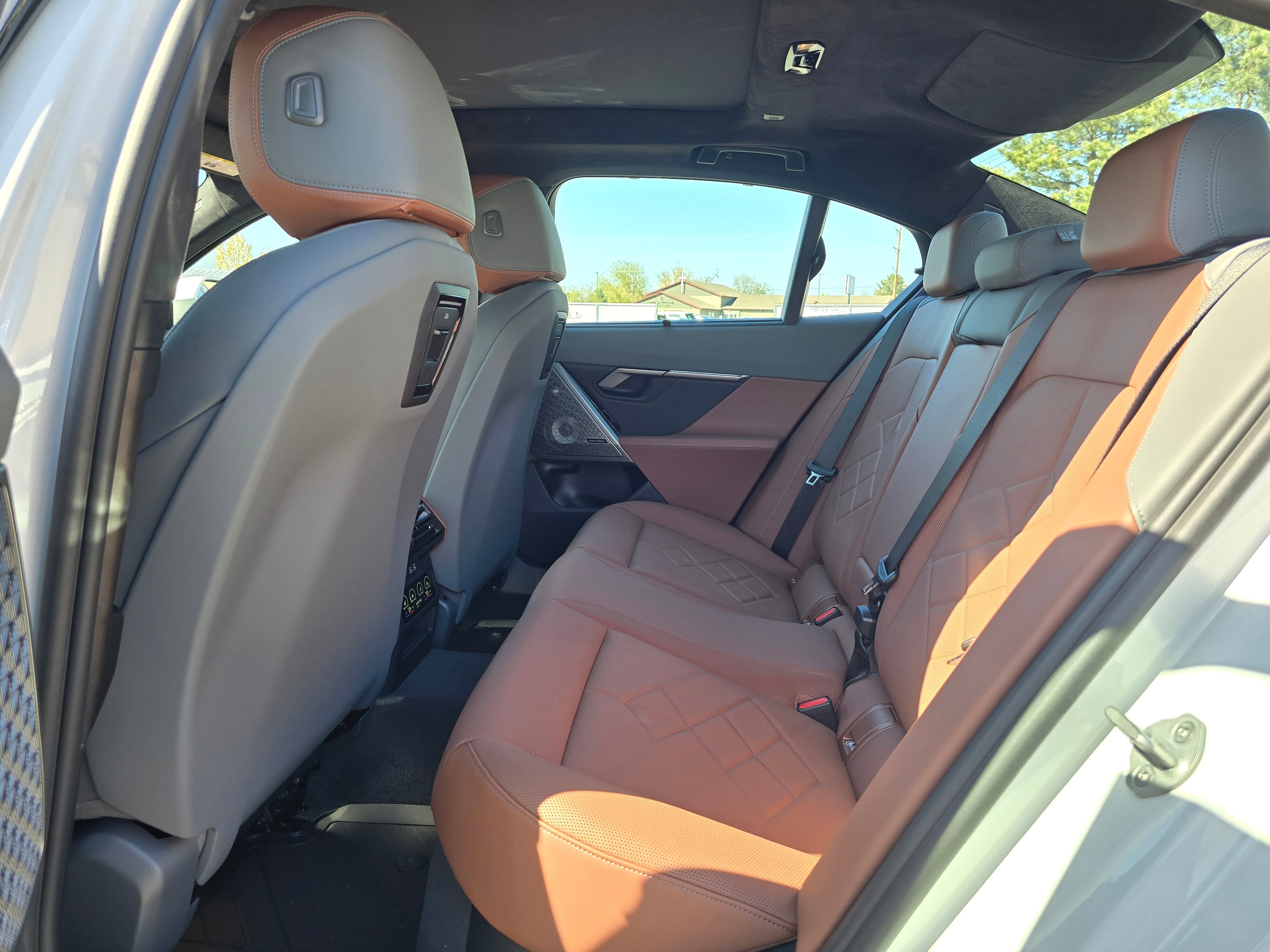 2026 BMW 5 Series 550e - Photo 43