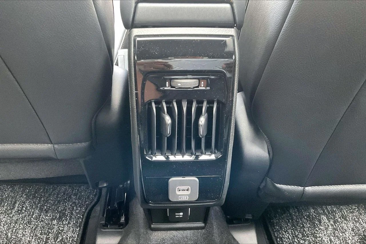New 2026 Bright White Clearcoat Jeep Latitude image 14