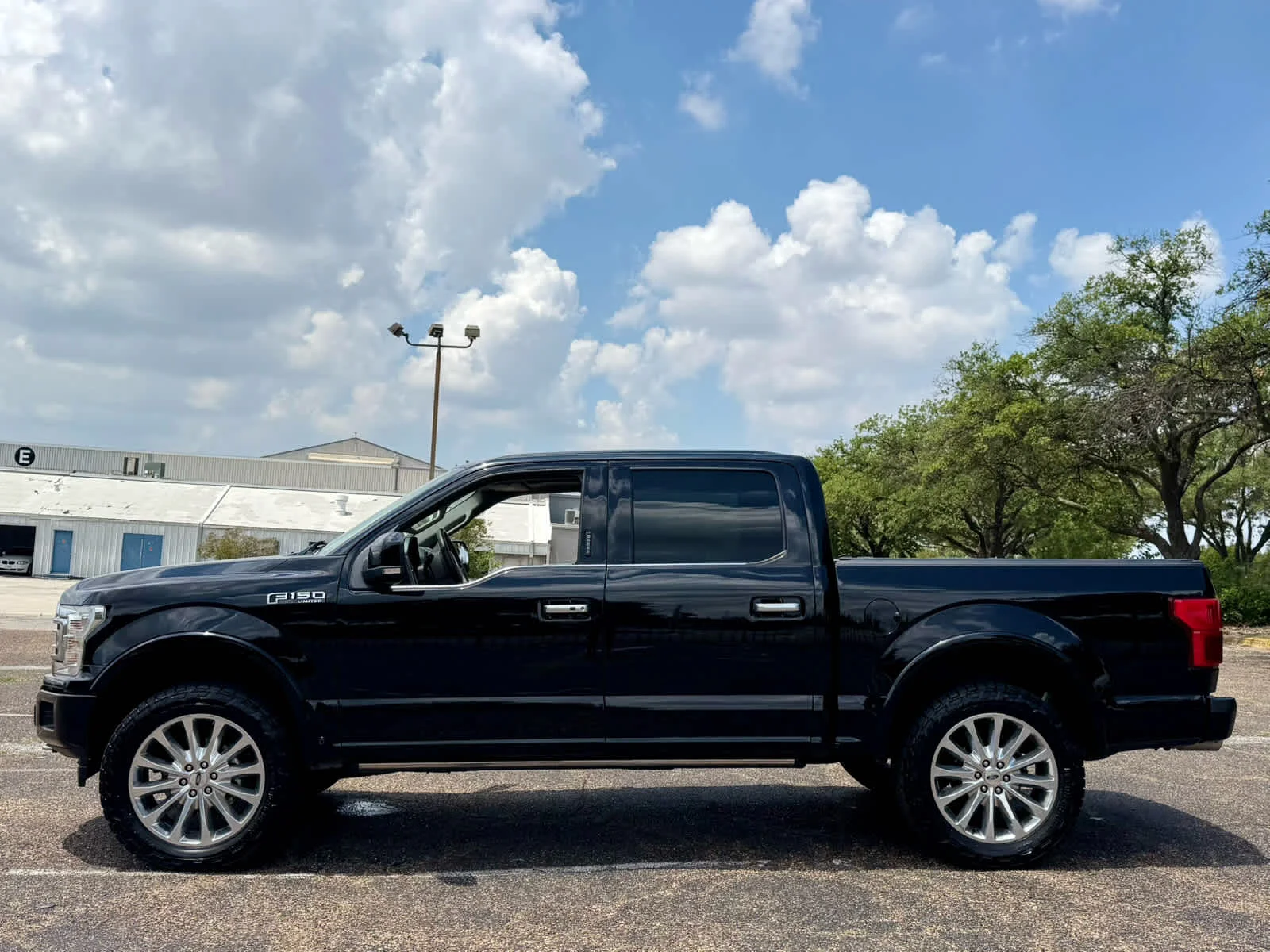 Used 2019  Ford Limited image 2