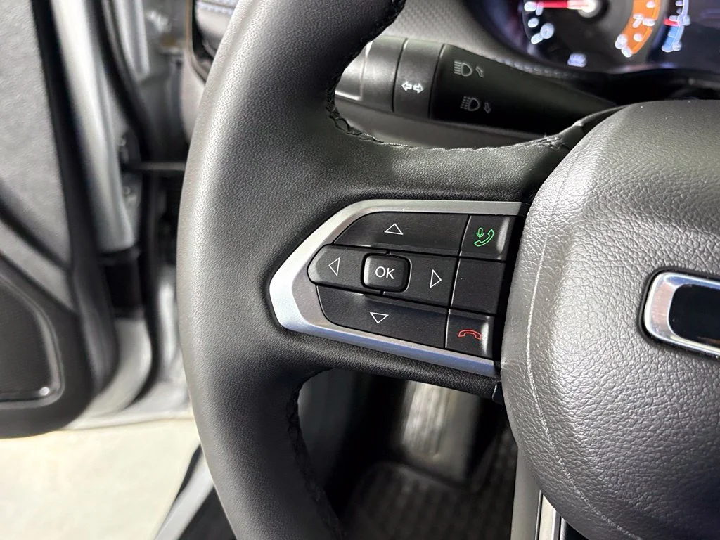 Used 2025 Silver Jeep Latitude image 20