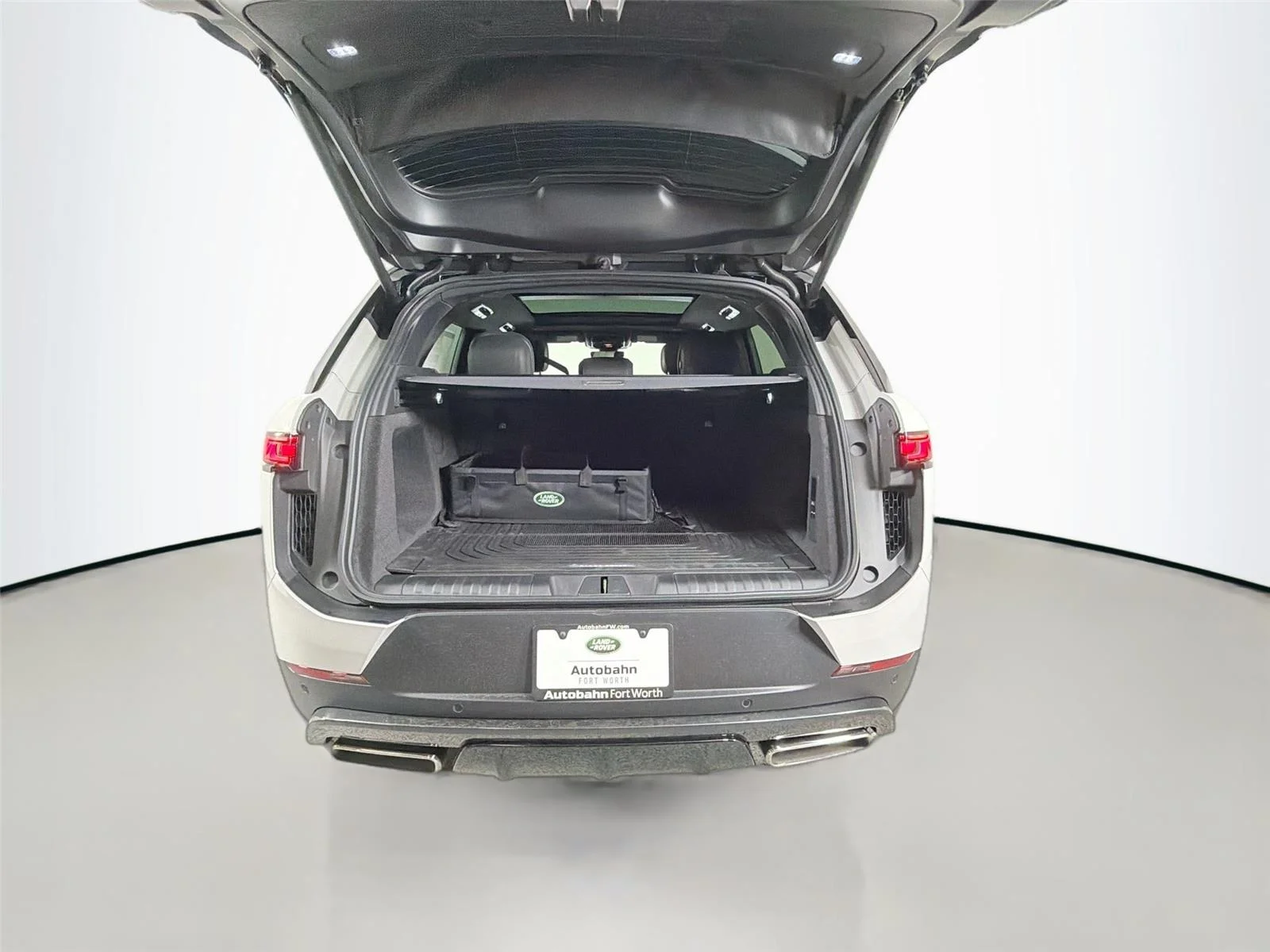 New 2026 Borasco Grey LAND ROVER SE image 24