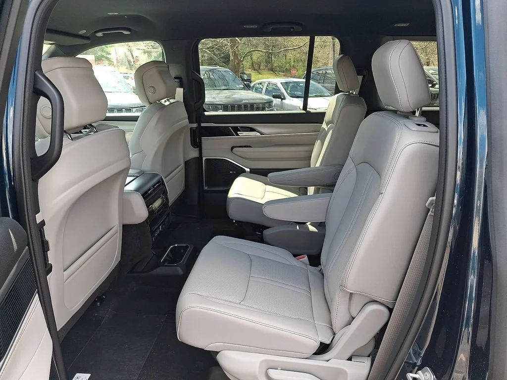 New 2026 Fathom Blue Pearl-Coat Exterior Paint (Late Availability) Jeep Limited Altitude image 6