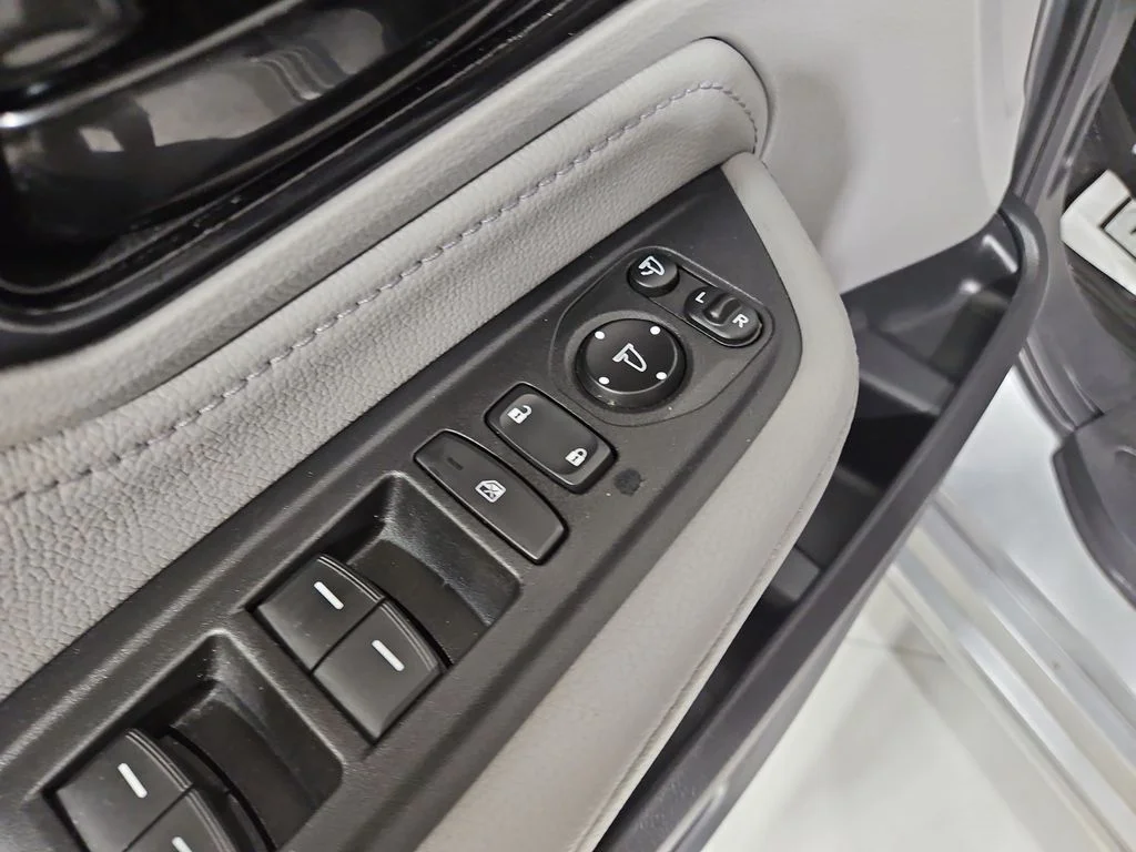 Used 2018 Pacific Pewter Metallic Honda Elite image 11
