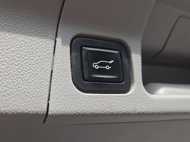 Used 2017 WHITE FROST TRICOAT GMC SLT image 18