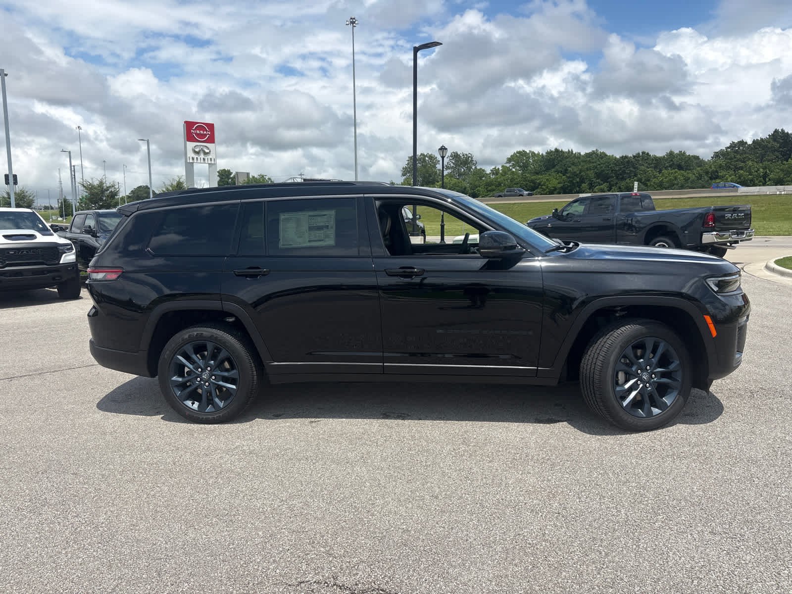 New 2026 Diamond Black Crystal Pearlcoat Jeep 85th Anniversary Edition image 11