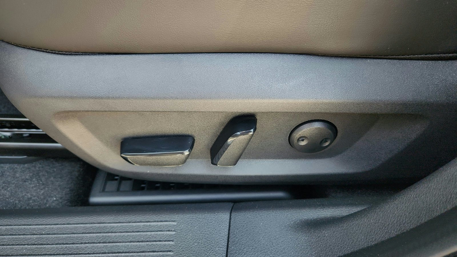 Certified Used 2026 White Nissan Platinum image 13