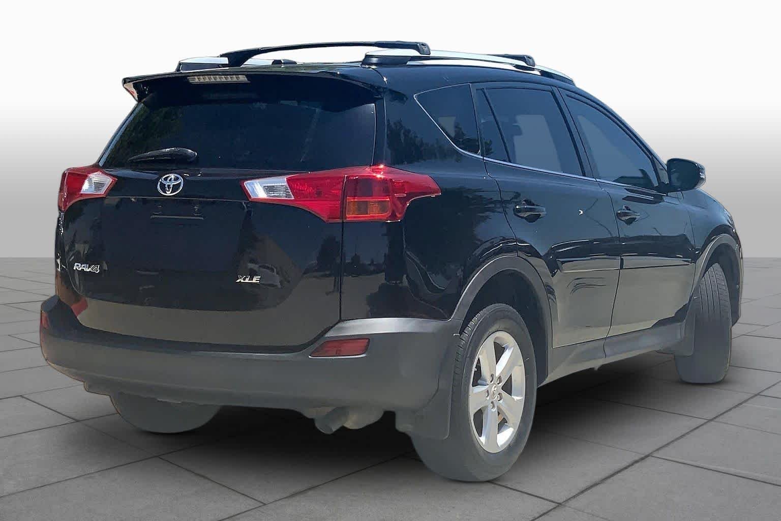 Used 2013 Black Toyota XLE image 12