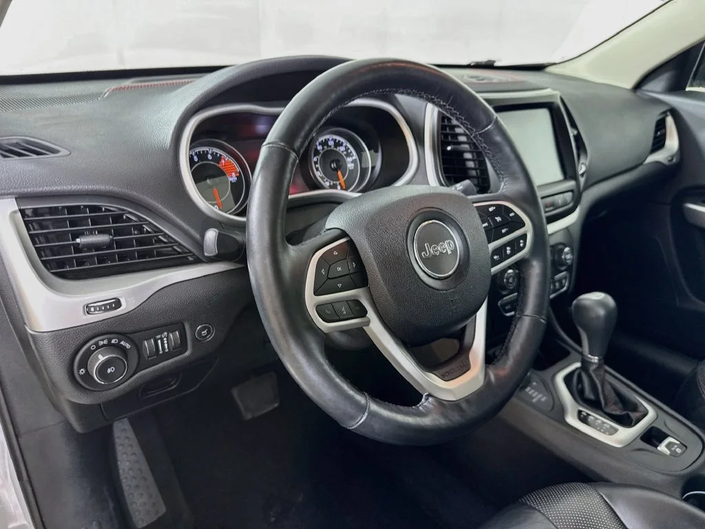 Used 2018 White Jeep Trailhawk image 9