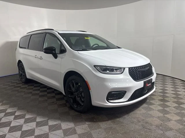 2026 Chrysler Pacifica Limited AWD's photo