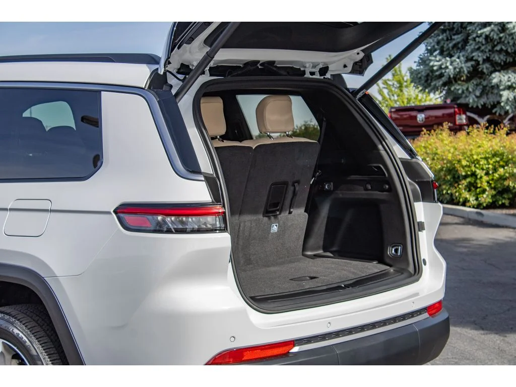 New 2026 Bright White Clear-Coat Exterior Paint Jeep Limited image 10