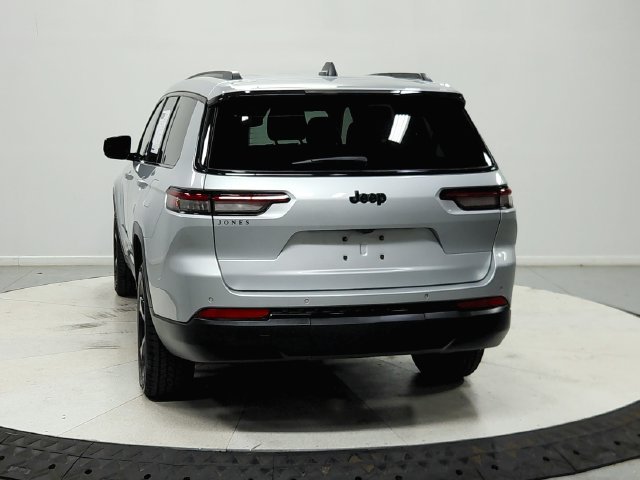 Used 2023 Silver Jeep Altitude image 7