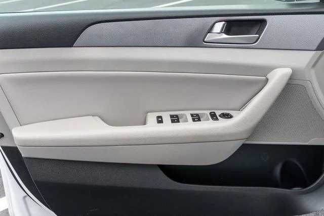 Used 2019 White Hyundai Base image 19