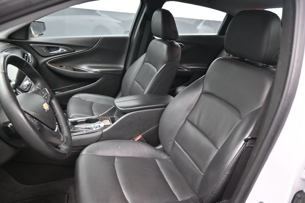 Used 2024 White Chevrolet LT image 33