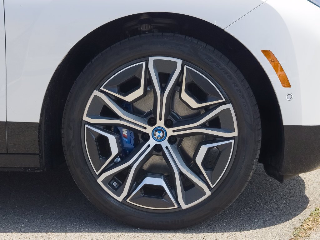 Certified Used 2023 Mineral White Metallic BMW M60 image 5