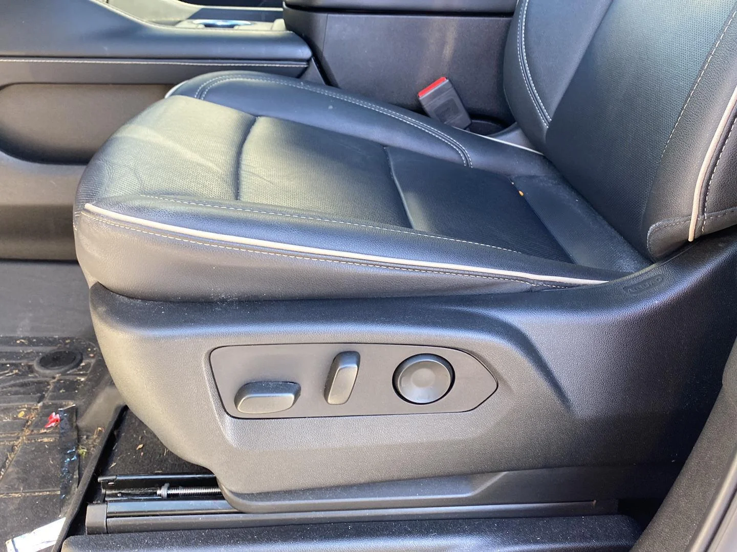 Used 2023 Summit White Chevrolet Premier image 14