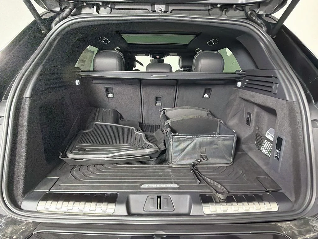 New 2027 Santorini Black Land Rover Dynamic SE image 28