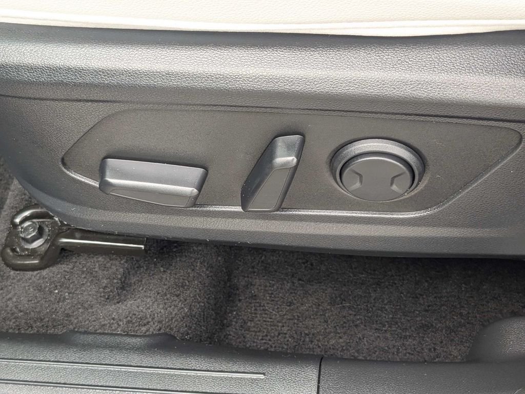 Used 2025 Gray Hyundai SEL Convenience image 21