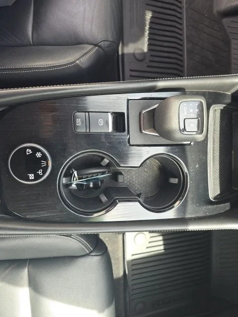 Used 2021 White Nissan SL image 18