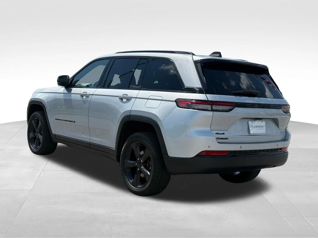 Used 2023 Silver Jeep Altitude X image 3