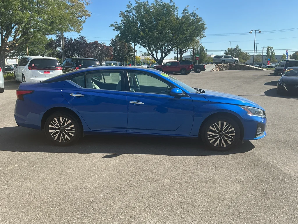 Used 2025 Bluestone Pearl Nissan SV image 4