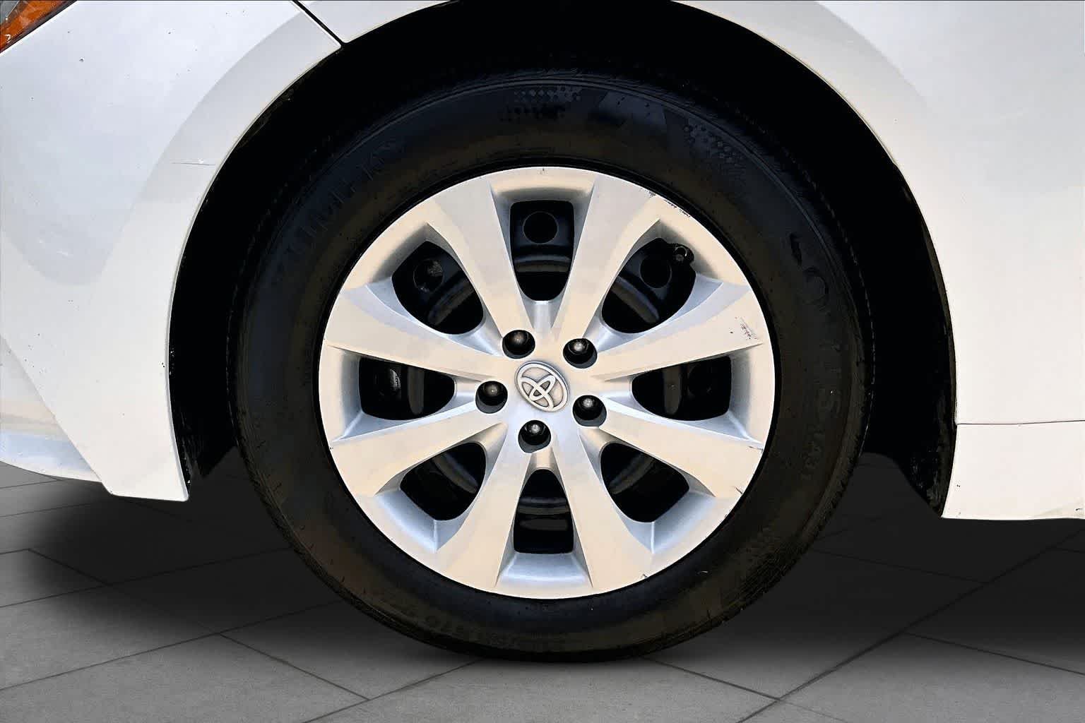 Used 2022 White Toyota LE image 11