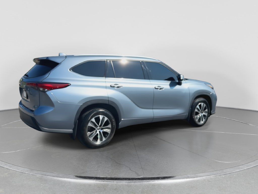 Used 2022 Moon Dust Toyota XLE image 8