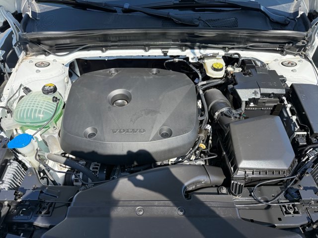 Used 2022 White Volvo Momentum image 20