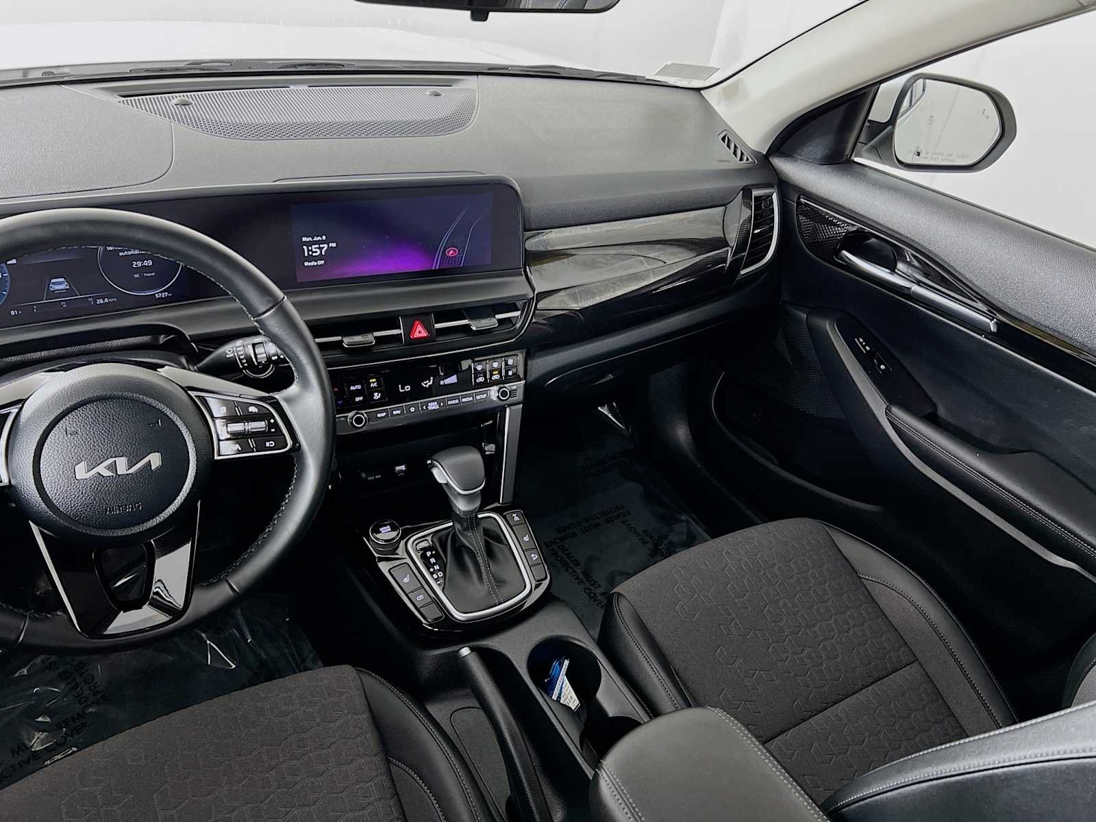 Used 2024 Snow White Pearl Kia S image 24