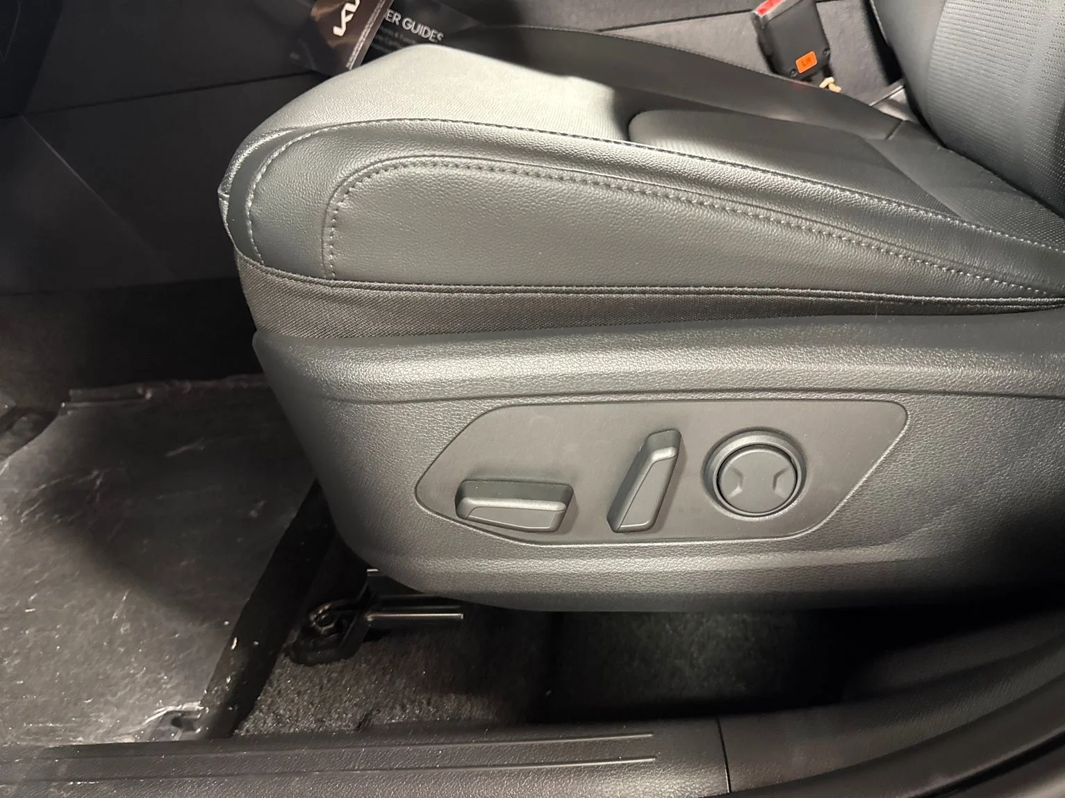 New 2026 Glacial White Pearl Kia EX image 23
