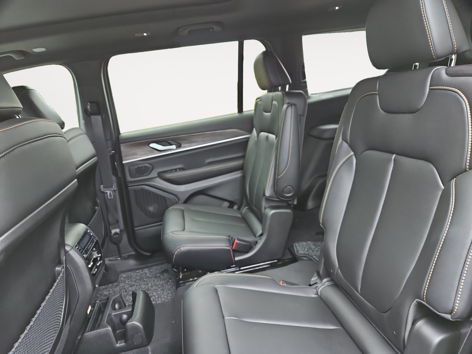 New 2026 Bright White Clear-Coat Exterior Paint Jeep  image 13