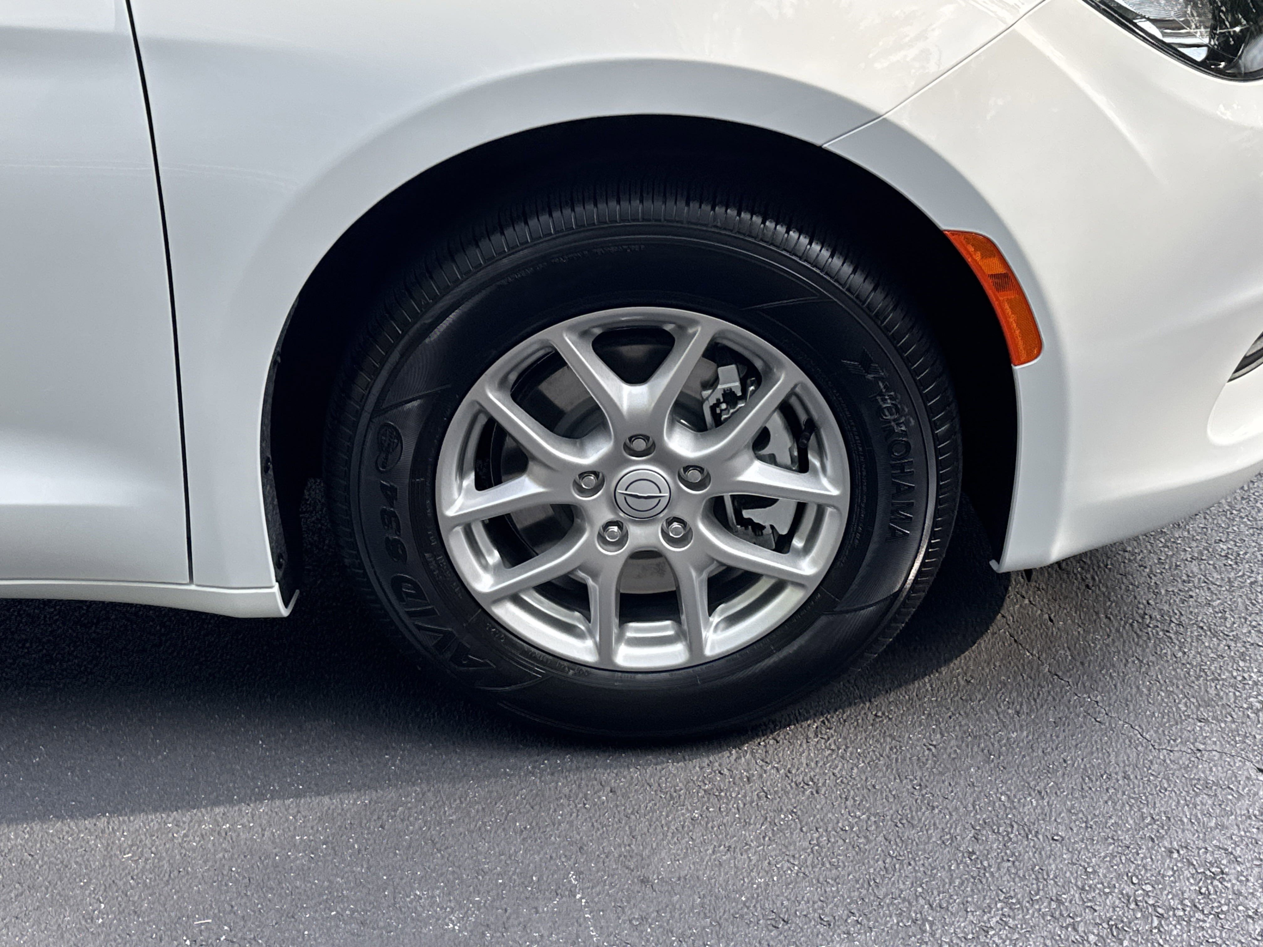 New 2025 Bright White Clearcoat Chrysler LX image 11