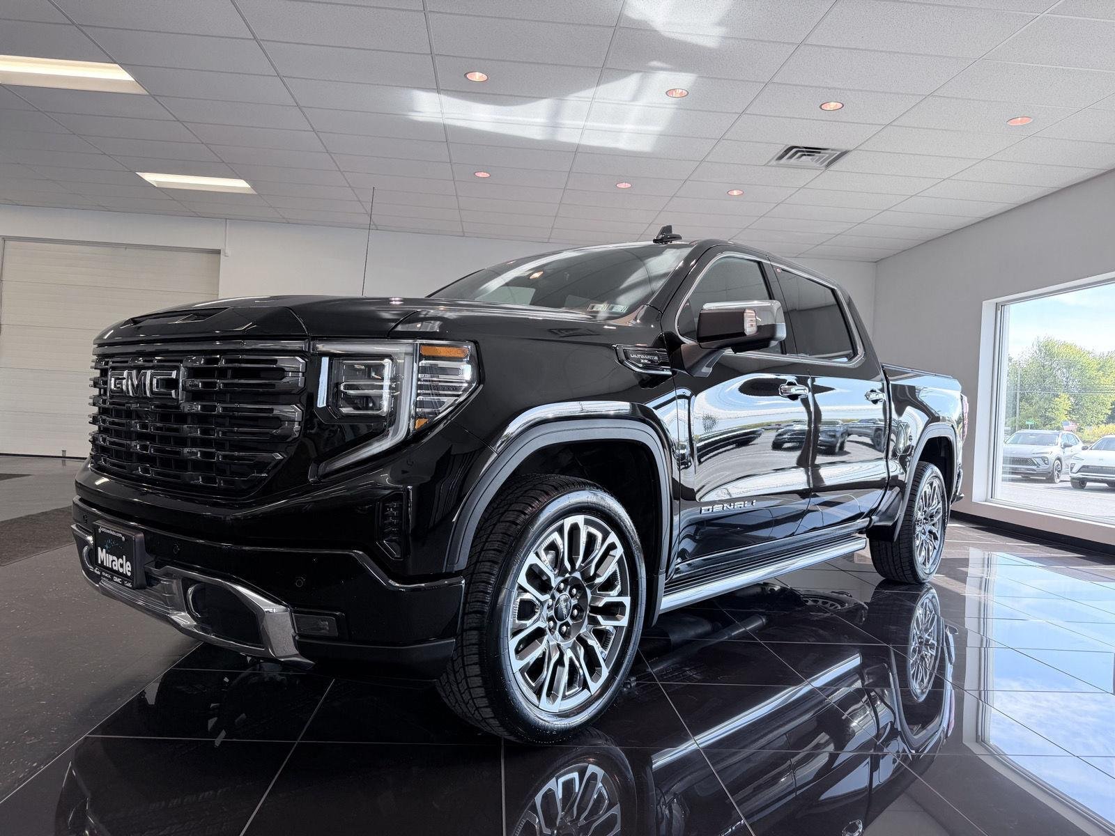 Used 2025 Onyx Black GMC Denali Ultimate image 3