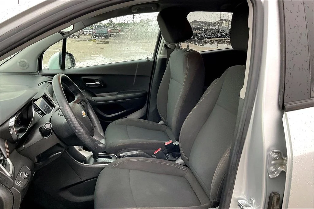 Used 2022 Silver Chevrolet LS image 18