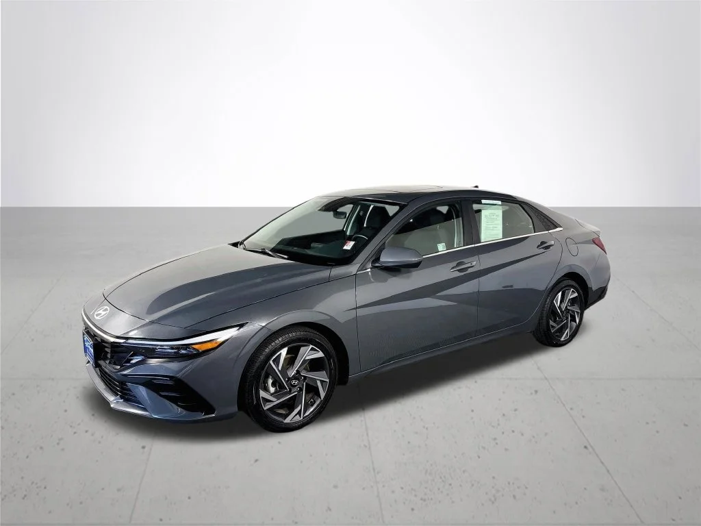 Used 2025 Gray Hyundai SEL Convenience image 2