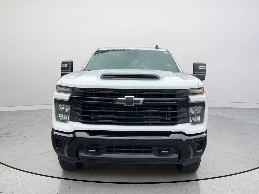 Used 2025 White Chevrolet Custom image 4