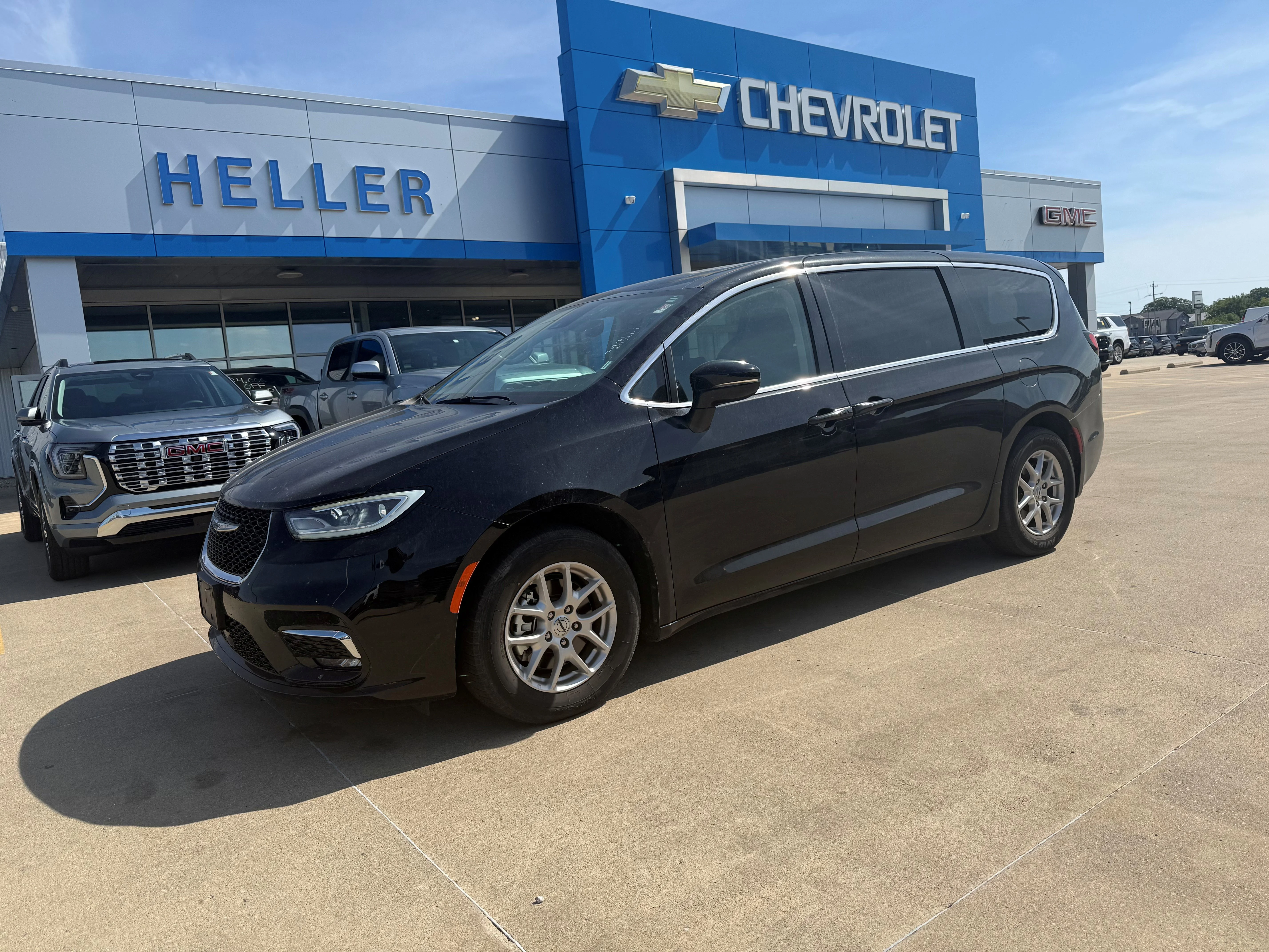 Used 2024 Diamond Black Crystal Pearlcoat Chrysler Touring L image 3
