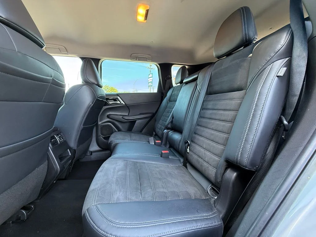 Used 2023 Silver Mitsubishi SE image 37