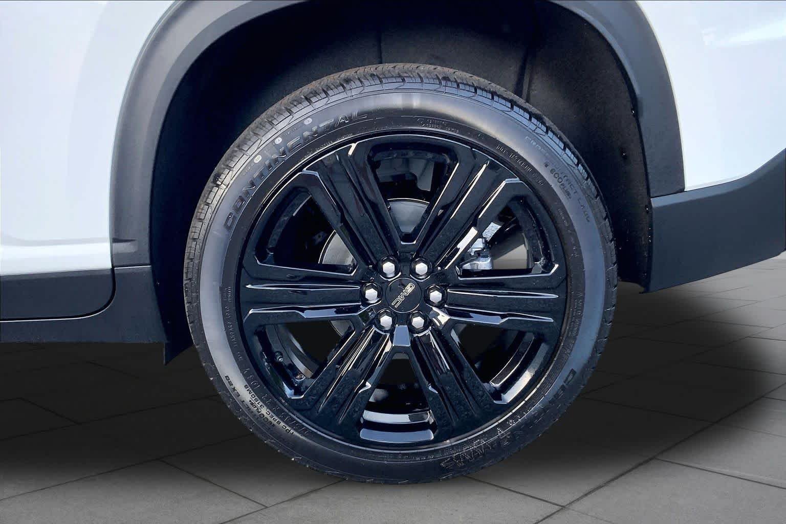 New 2027 Summit White GMC Elevation image 10