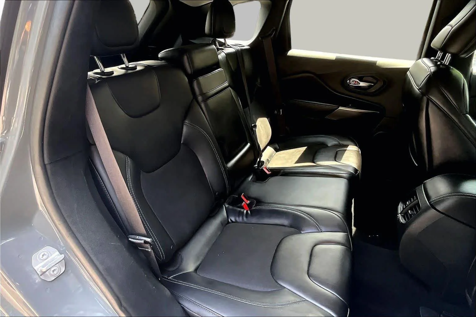 Used 2019 Sting-Gray Clearcoat Jeep Latitude Plus image 17