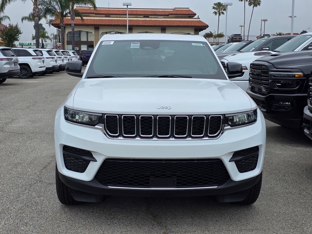 New 2026 Bright White Clear-Coat Exterior Paint Jeep Laredo X image 2