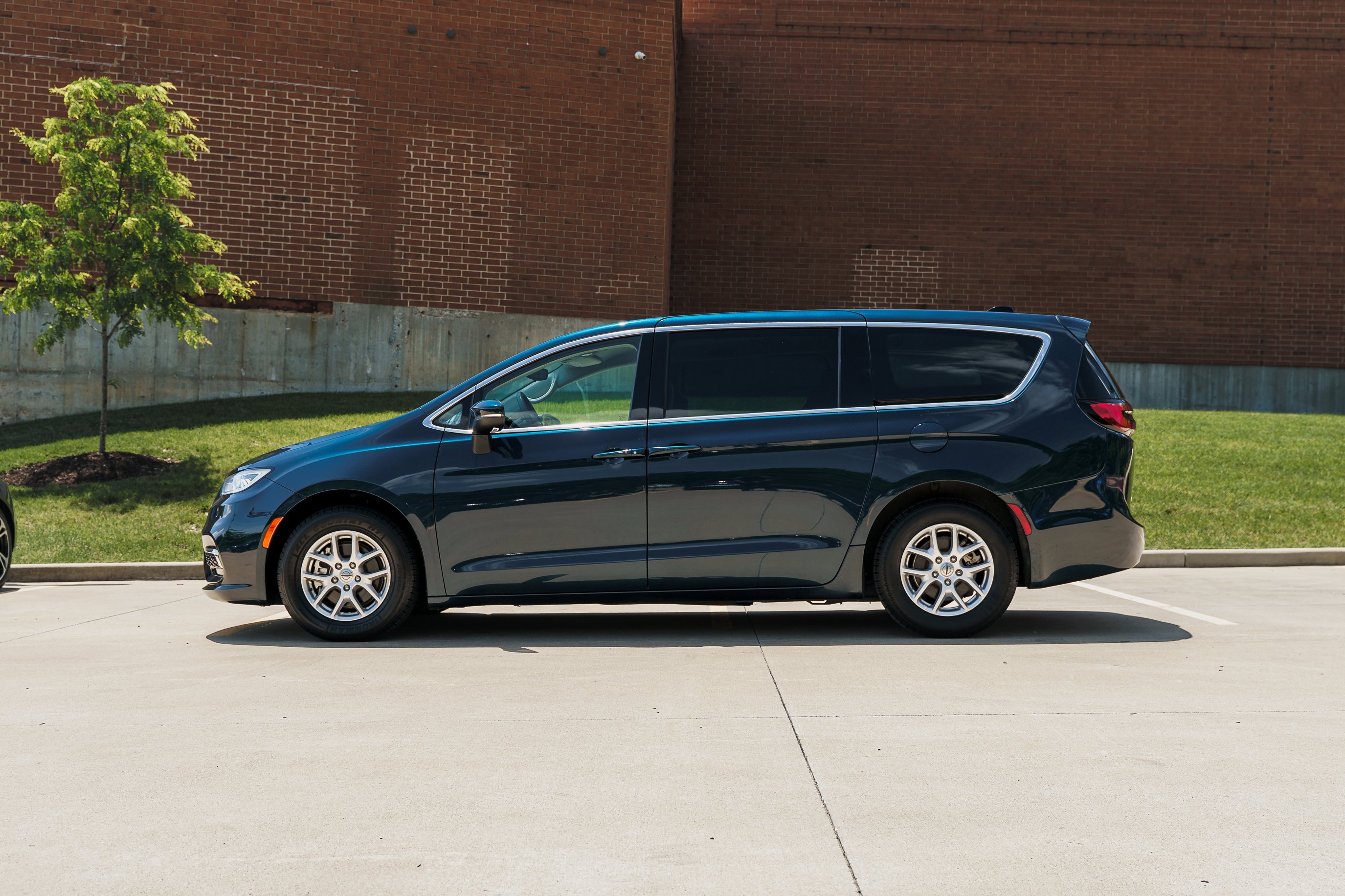 Used 2023 Fathom Blue Pearlcoat Chrysler Touring L image 6