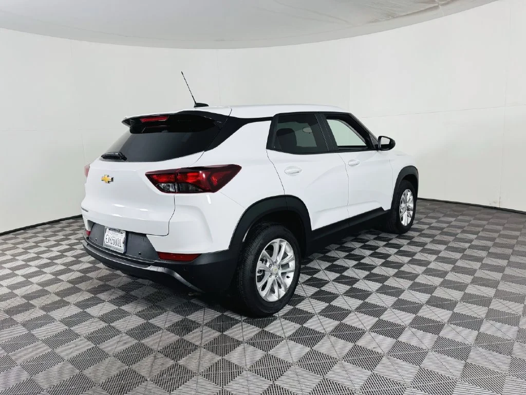 Used 2026 Summit White Chevrolet LS image 25