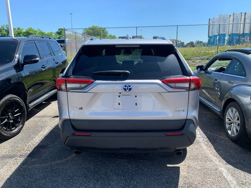 Used 2021 Silver Toyota XLE Premium image 3